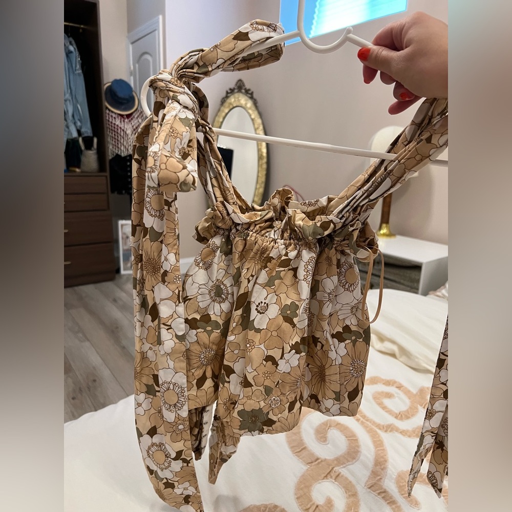 Chloe sleeve ties, floral top in the size XS
